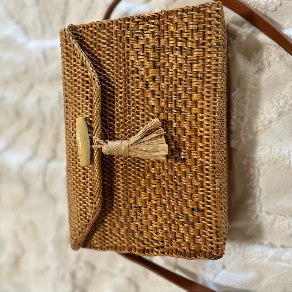 Vintage NORDSTROM wicker basket handbag with a magnetic closure. - Picture 2 of 11